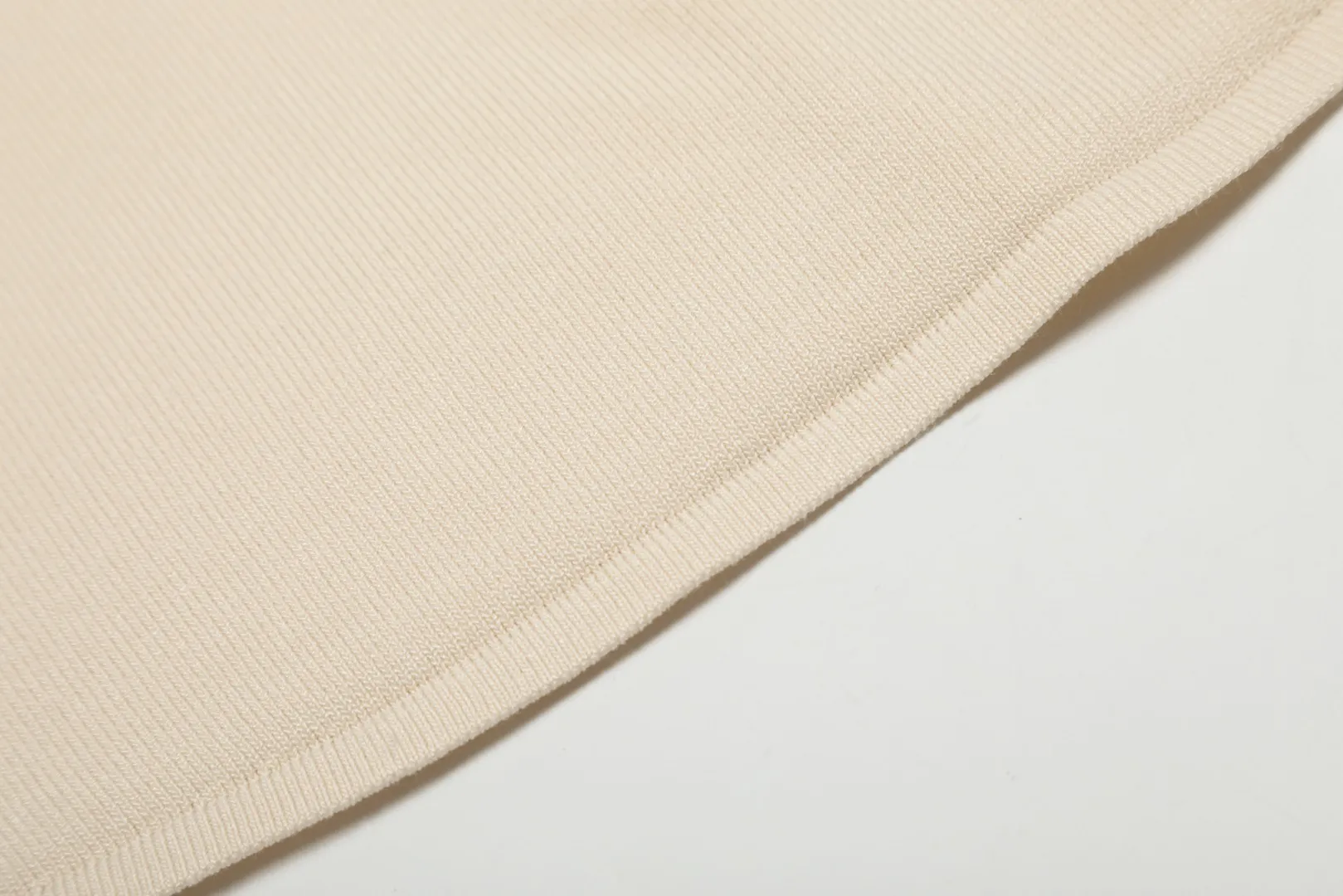 P146 💰 "Top quality" Style number: DS079# (not off the shelves all year round) [Ralph Lauren classic pony embroidery V-neck goddess style summer knitted short sleeves] ✅Ralph Lauren Ralph Lauren's popular and versatile women's V-neck ice silk knit ✅Main supply platform live broadcast Wholesale entities Replenish when out of stock Not off the shelves ✅ZP quality 1:1 version Scan the code to enter the GF website Z cabinet quality ✅Comfortable, soft and highly breathable Focusing on high-end, cost-effective and good quality, needless to say. ✅Restore the original version. Loose, comfortable and stress-free. ✅Wear for work and life. Suitable for various occasions. Must-have recommended model for goddesses. Size: S-XL. Color: Black, White, Gray, Navy Blue, Pink Mi Xing.